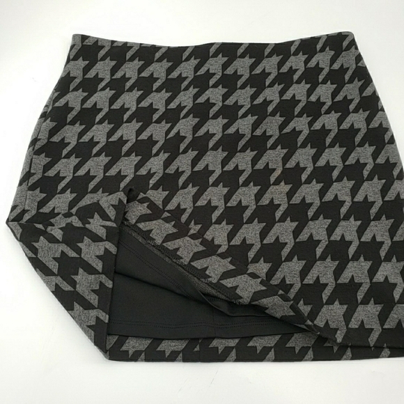 BANANA Republic Factory Large Houndstooth Print Mini Skirt - Picture 3 of 8